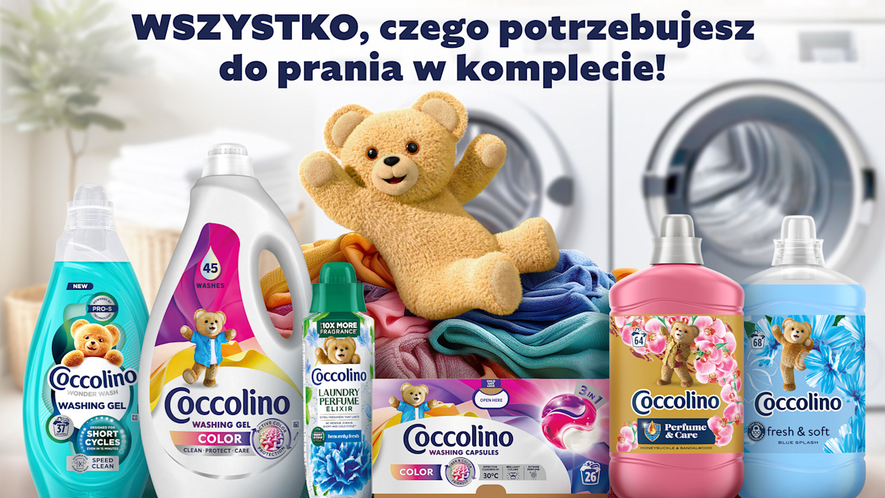 Kobieta śmiejąca się w słońcu